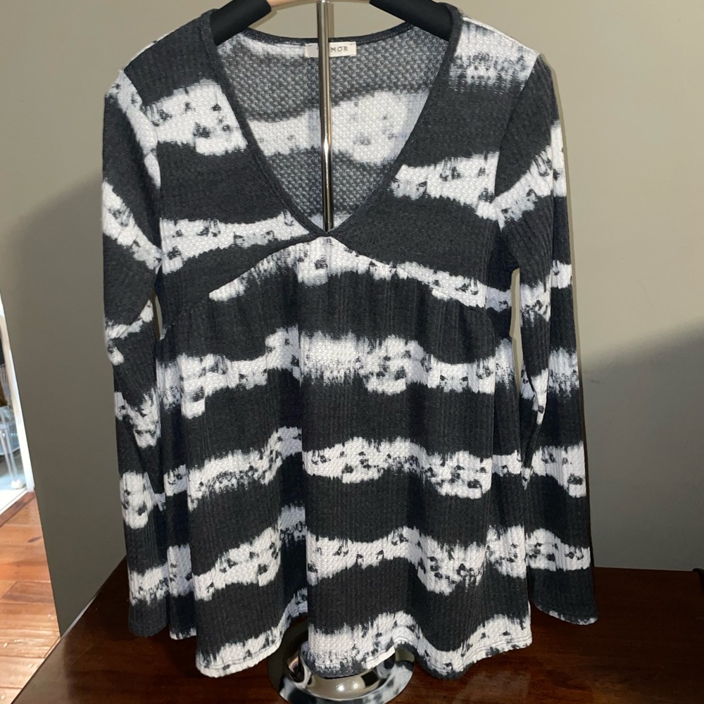 Viamor Brand Dark Gray/White Tie Dye Babydoll Shirt. Size Small. NWOT.